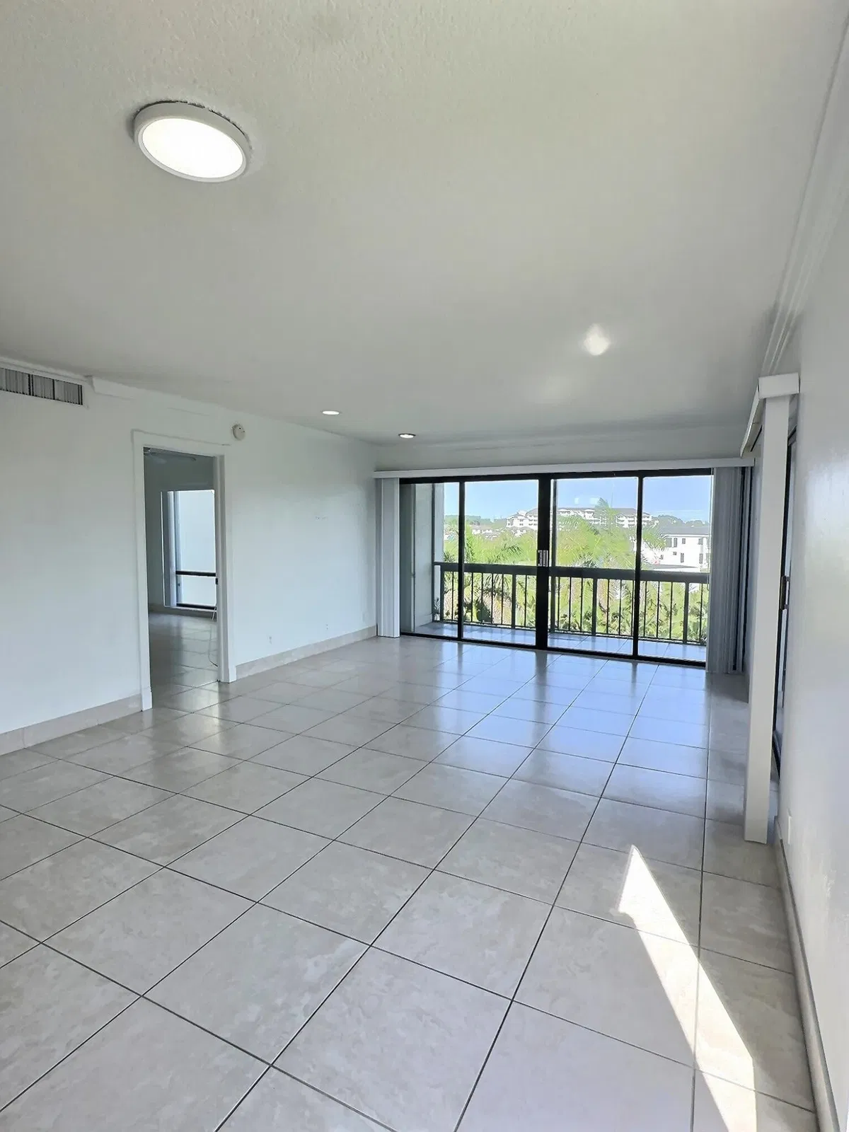 Unit 407 photo 4