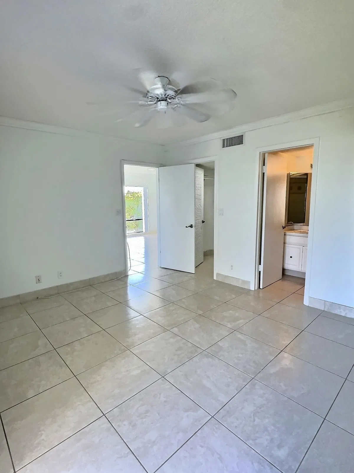 Unit 407 photo 16