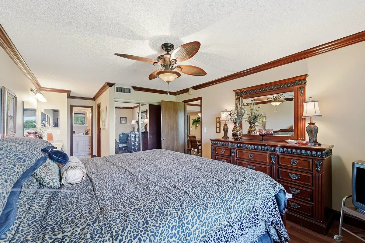 Unit 321 photo 10