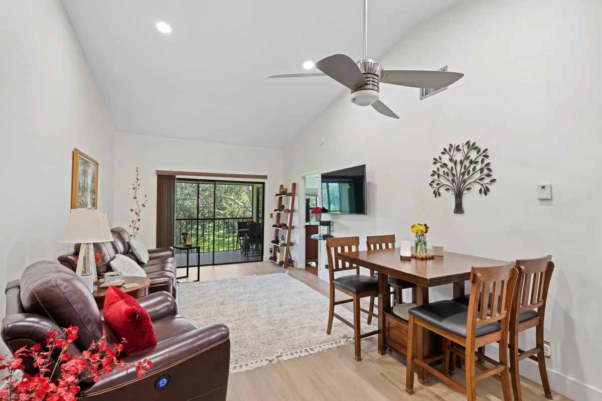 Unit 2110 photo 7