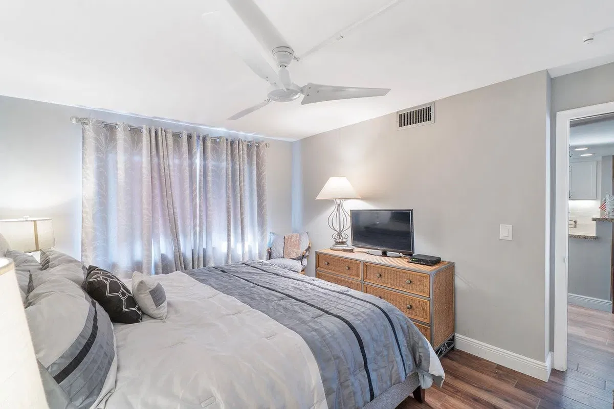 Unit 206 photo 16