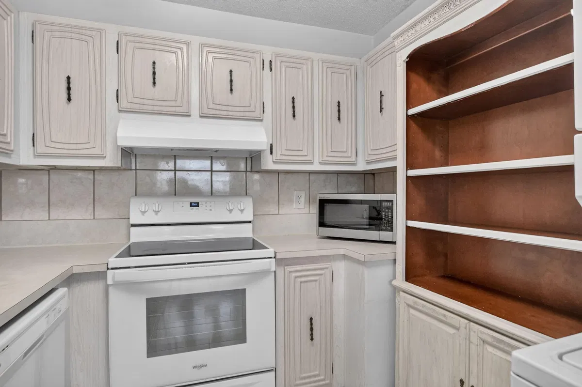 Unit 386 photo 10