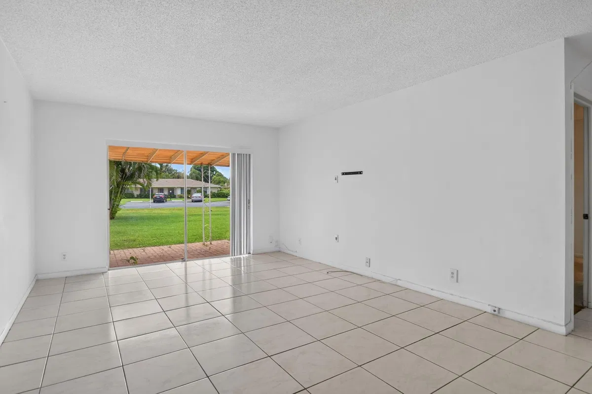 Unit 386 photo 13