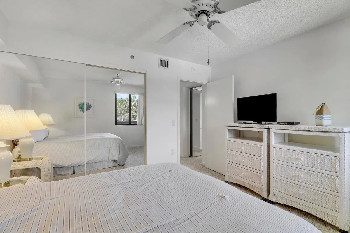 Unit 203 photo 37