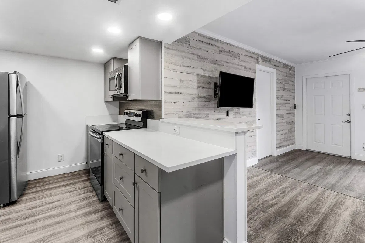 Unit 107 photo 16