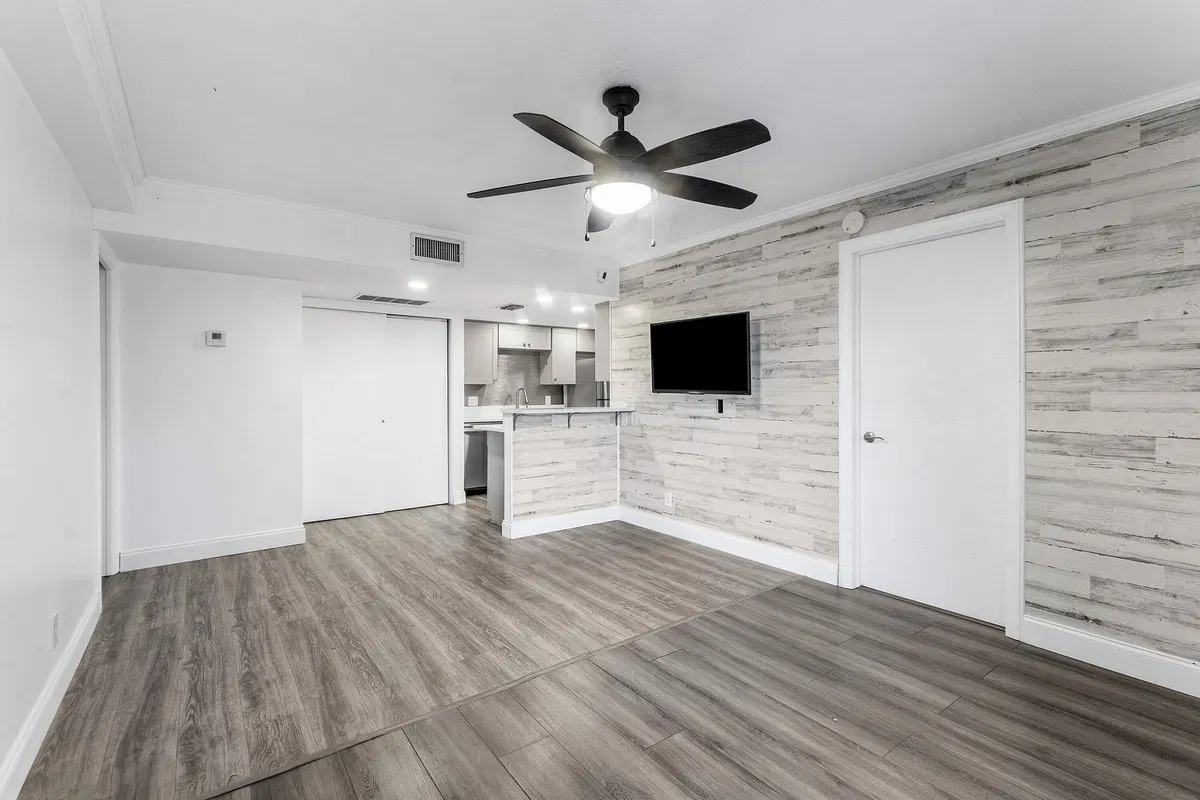 Unit 107 photo 28