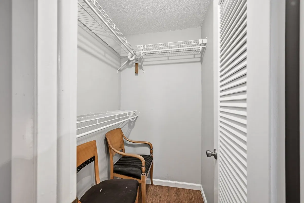 Unit B photo 16