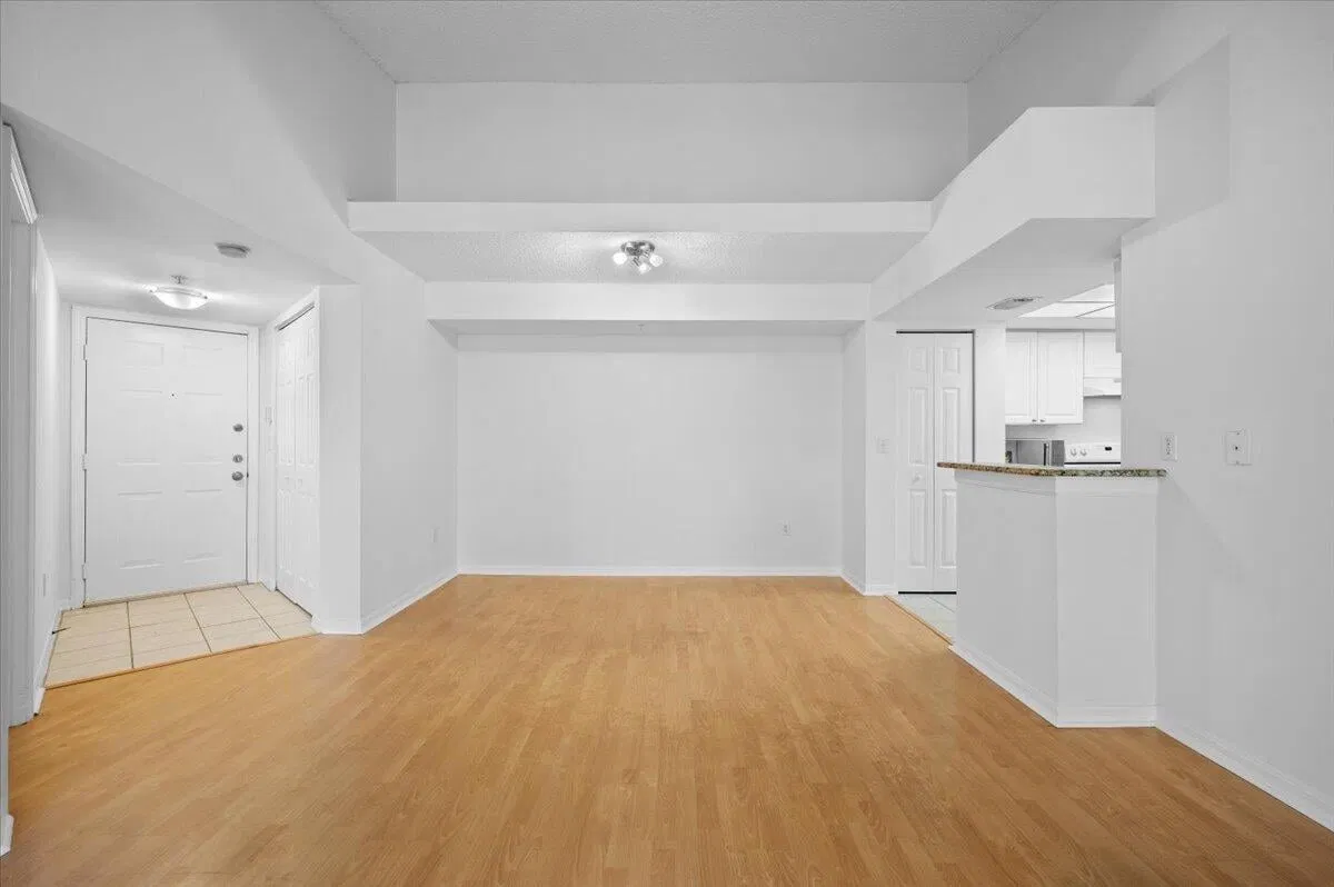 Unit 211 photo 4