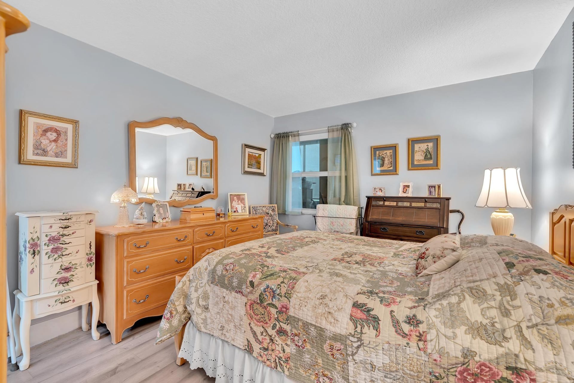 Unit 625 photo 16