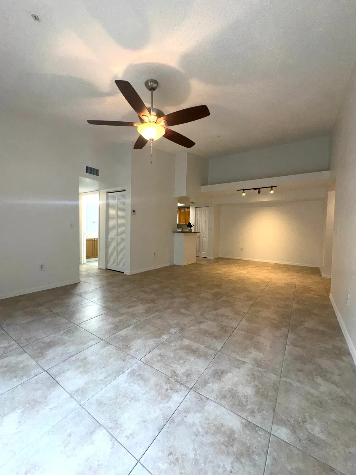 Unit 1309 photo 4