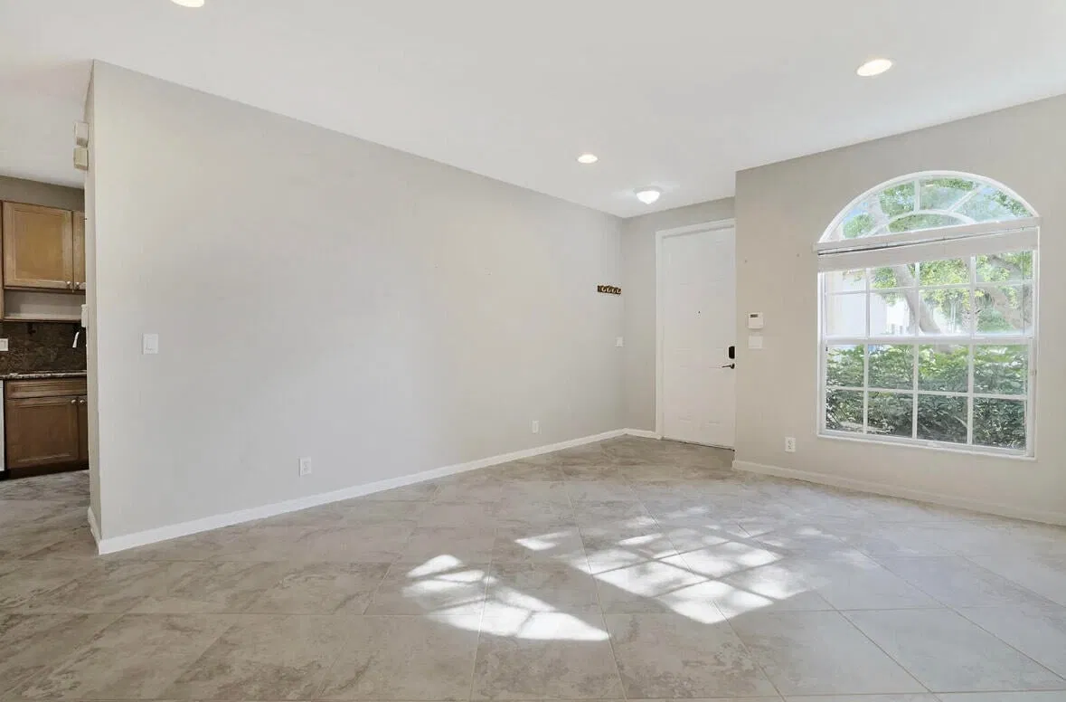 Unit 1905 photo 4