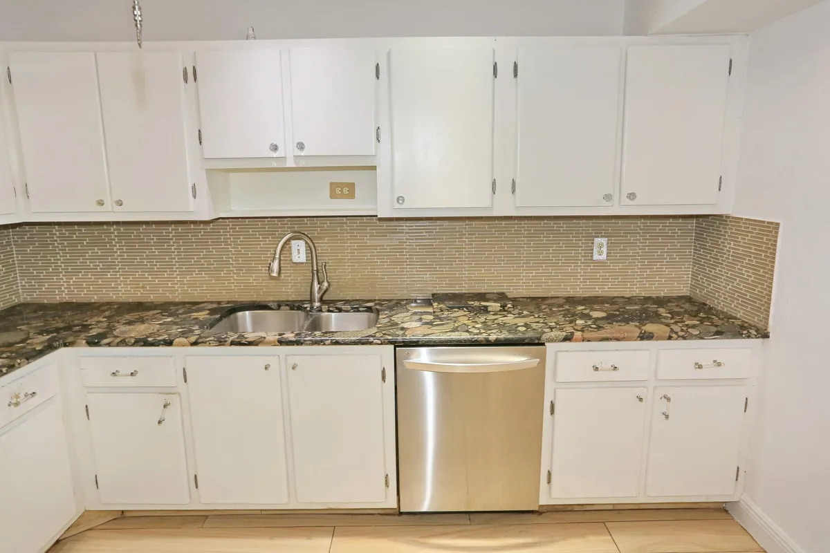 Unit C photo 16