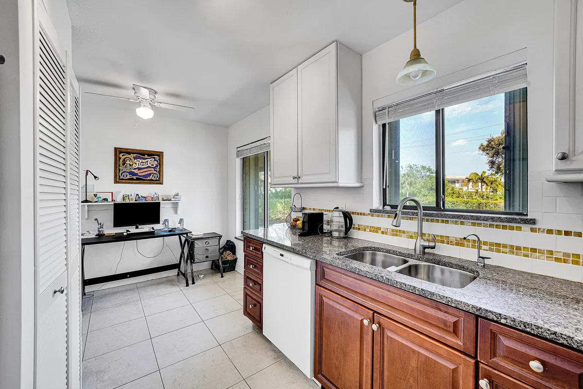 Unit 416 photo 10
