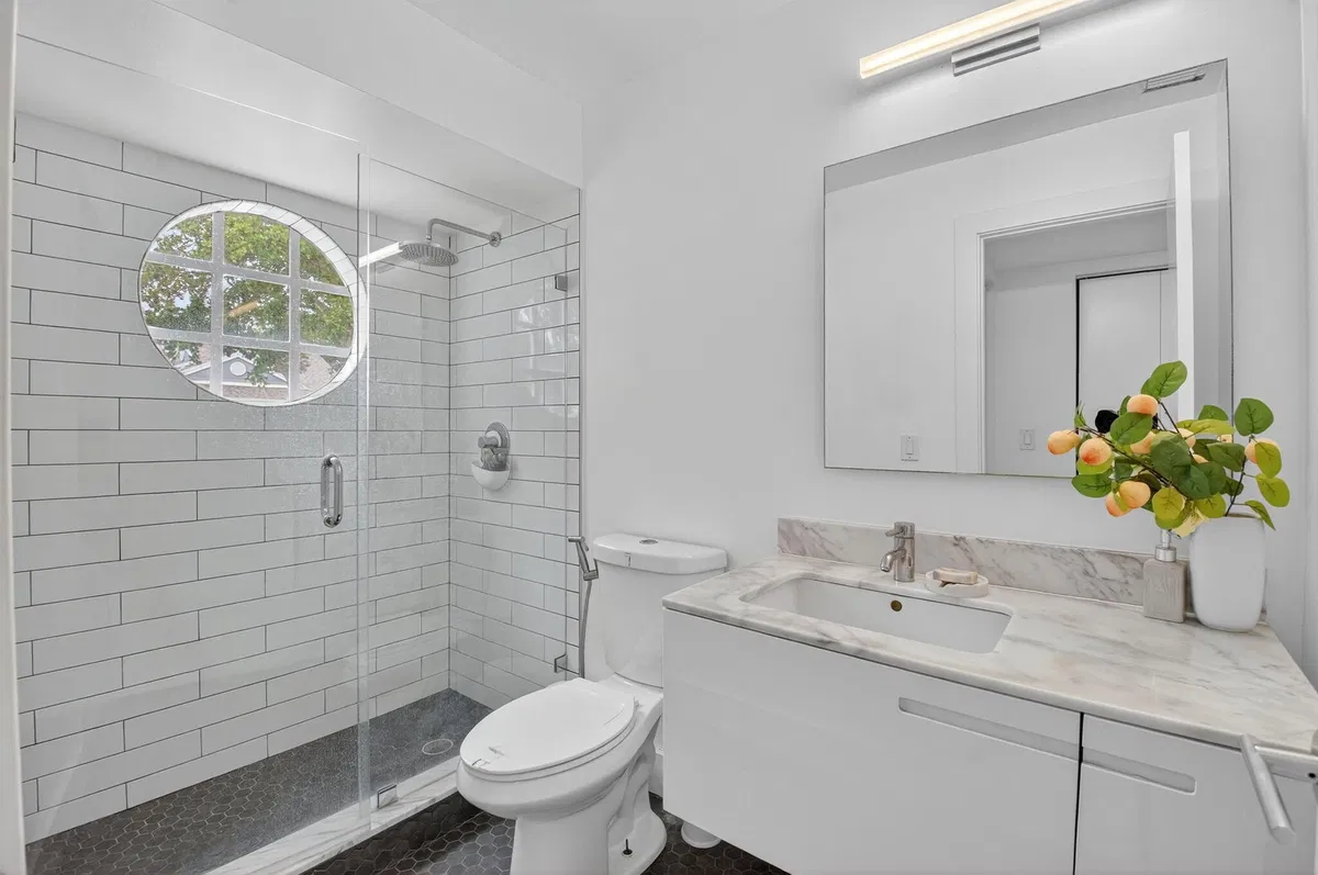 Unit 2020 photo 25