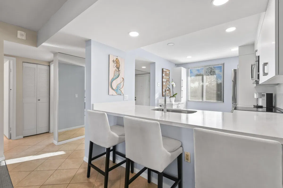 Unit 206 photo 16