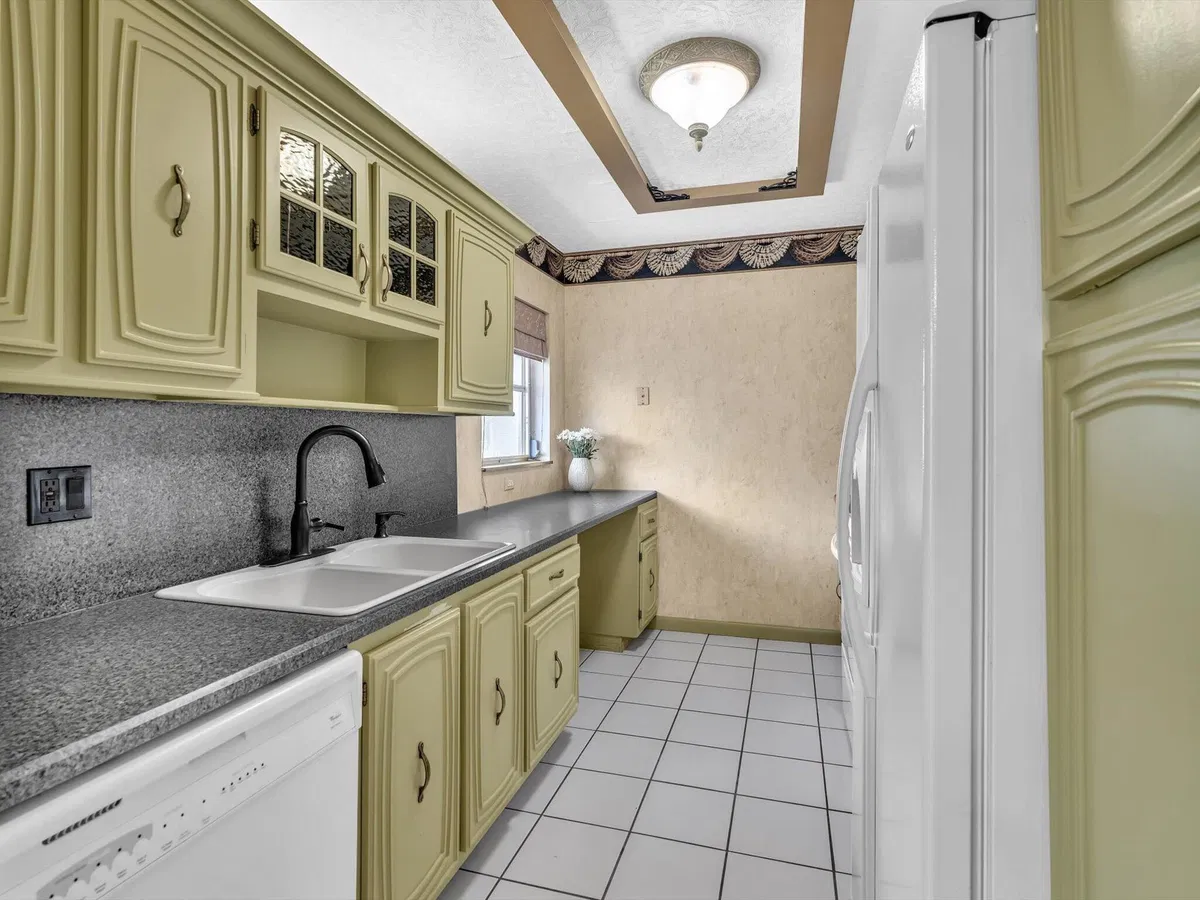Unit 602 photo 13