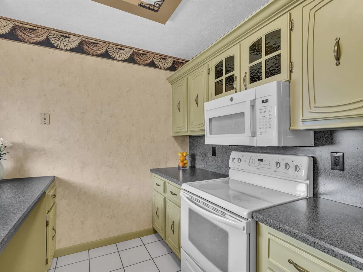Unit 602 photo 16