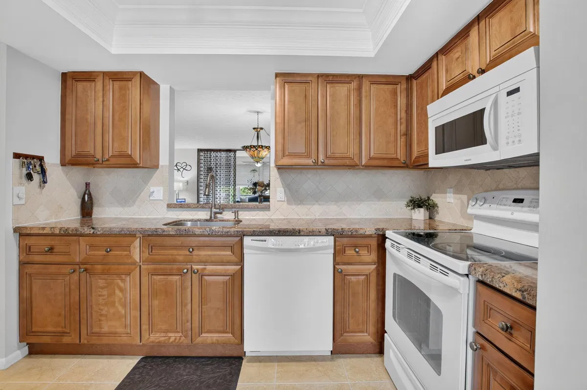 Unit 204 photo 16