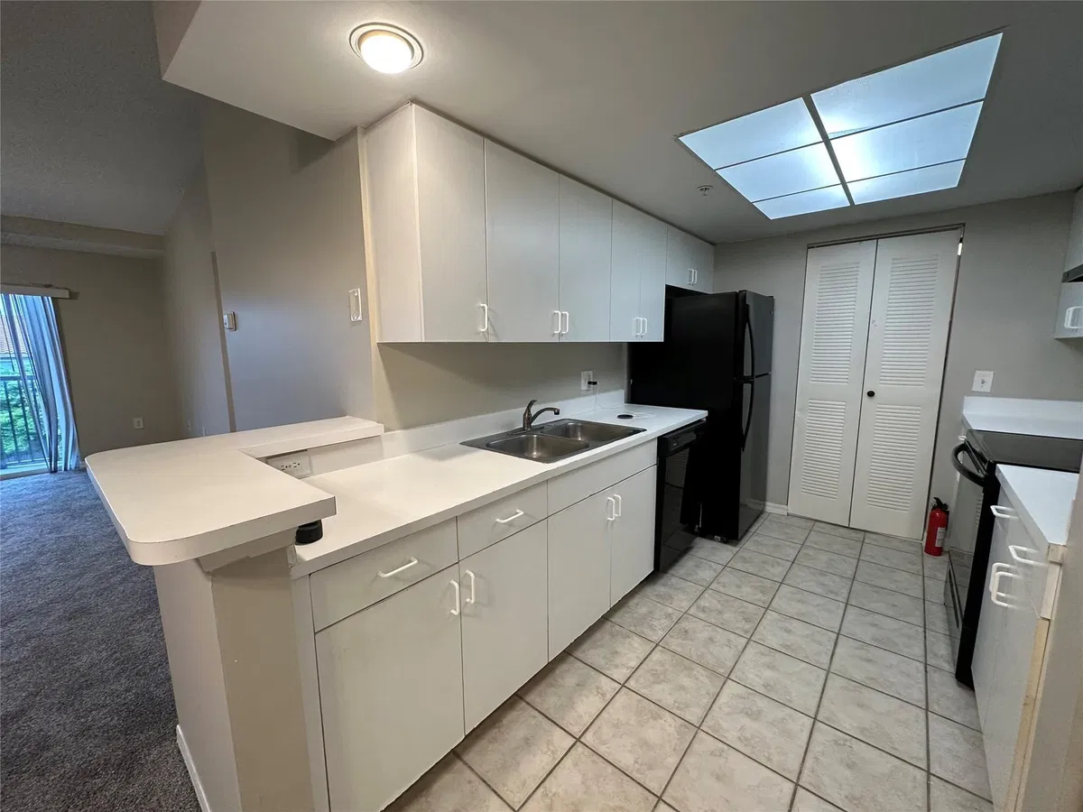 Unit 113 photo 7