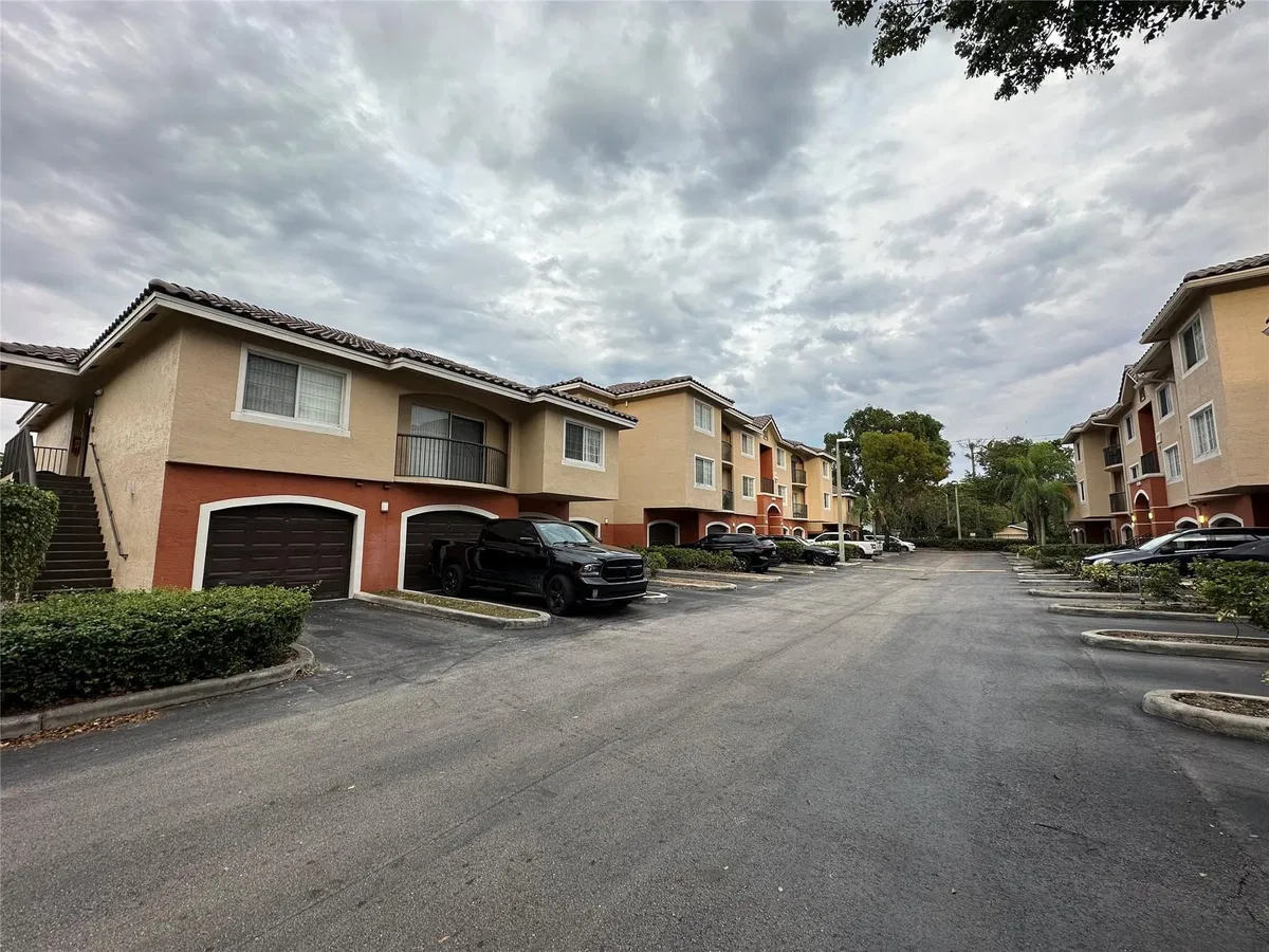 Unit 113 photo 22