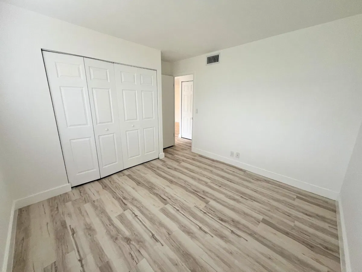 Unit 463 photo 7