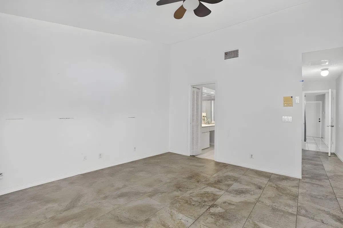 Residence photo 16