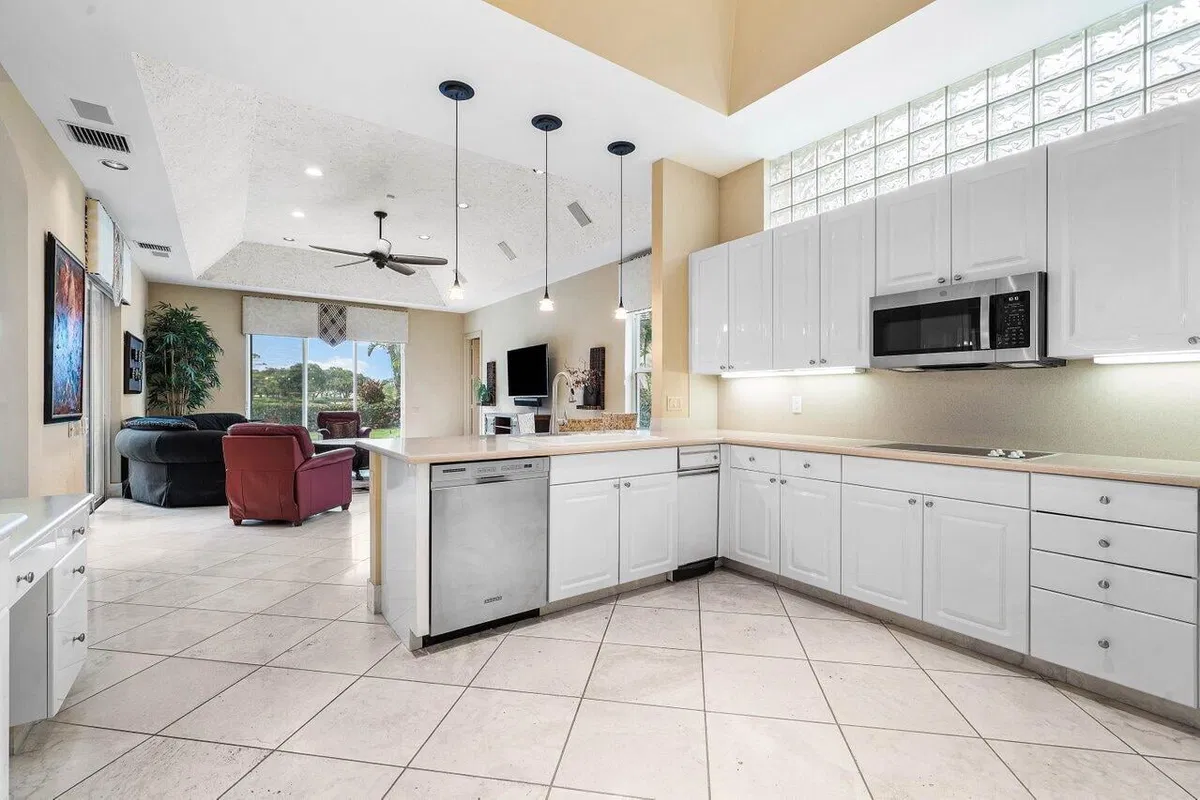 Admirals Cove Residence photo 13