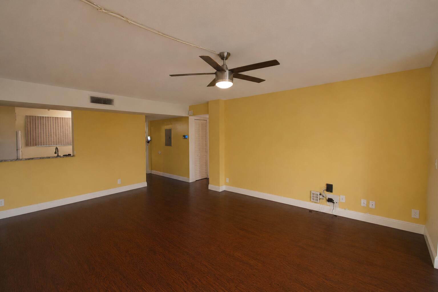 Unit 220 photo 4