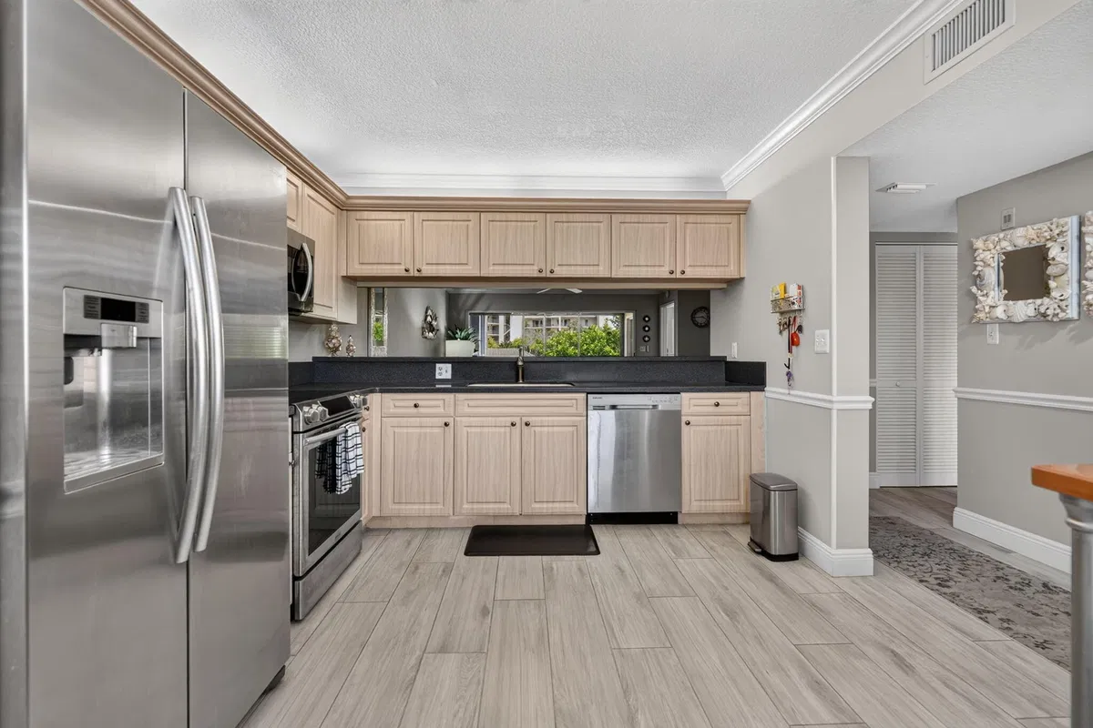 Unit D 203 photo 16