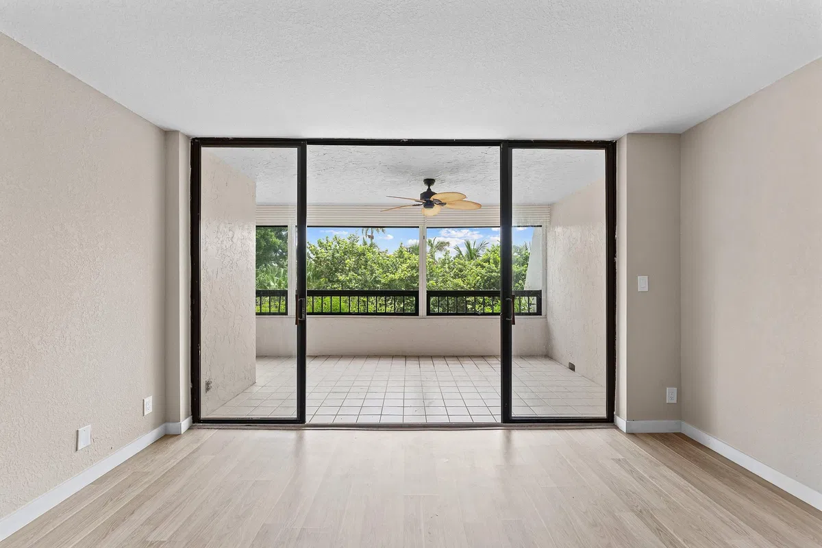 Unit 207 photo 4