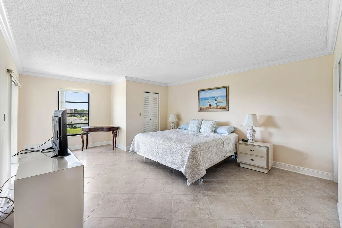 Unit 502 photo 22