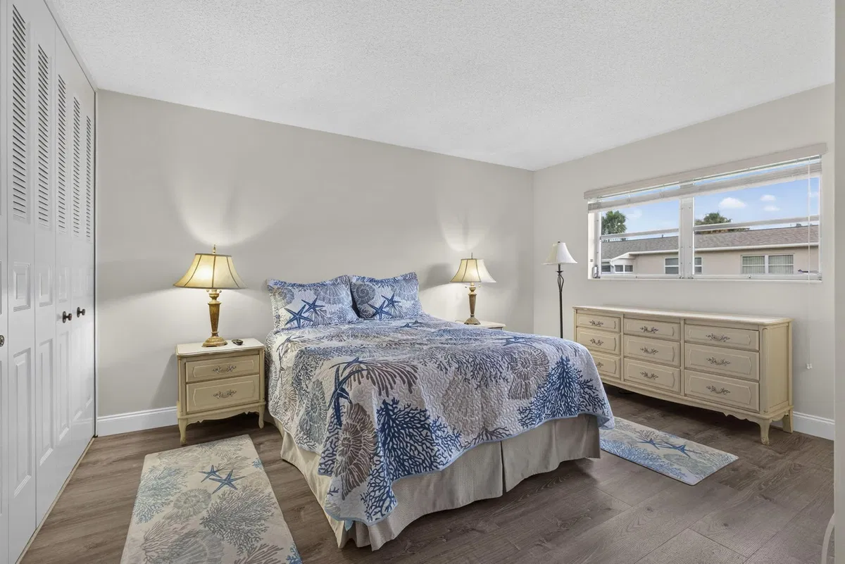 Unit H photo 28