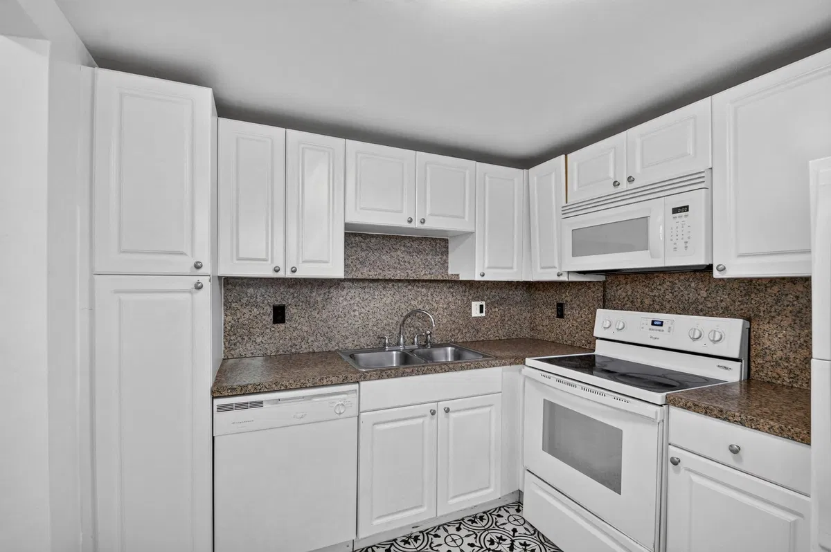 Unit B24 photo 4