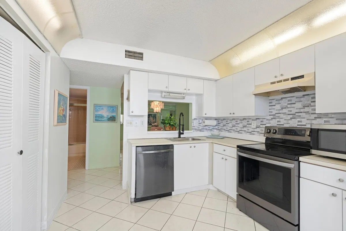 Unit 164 photo 7