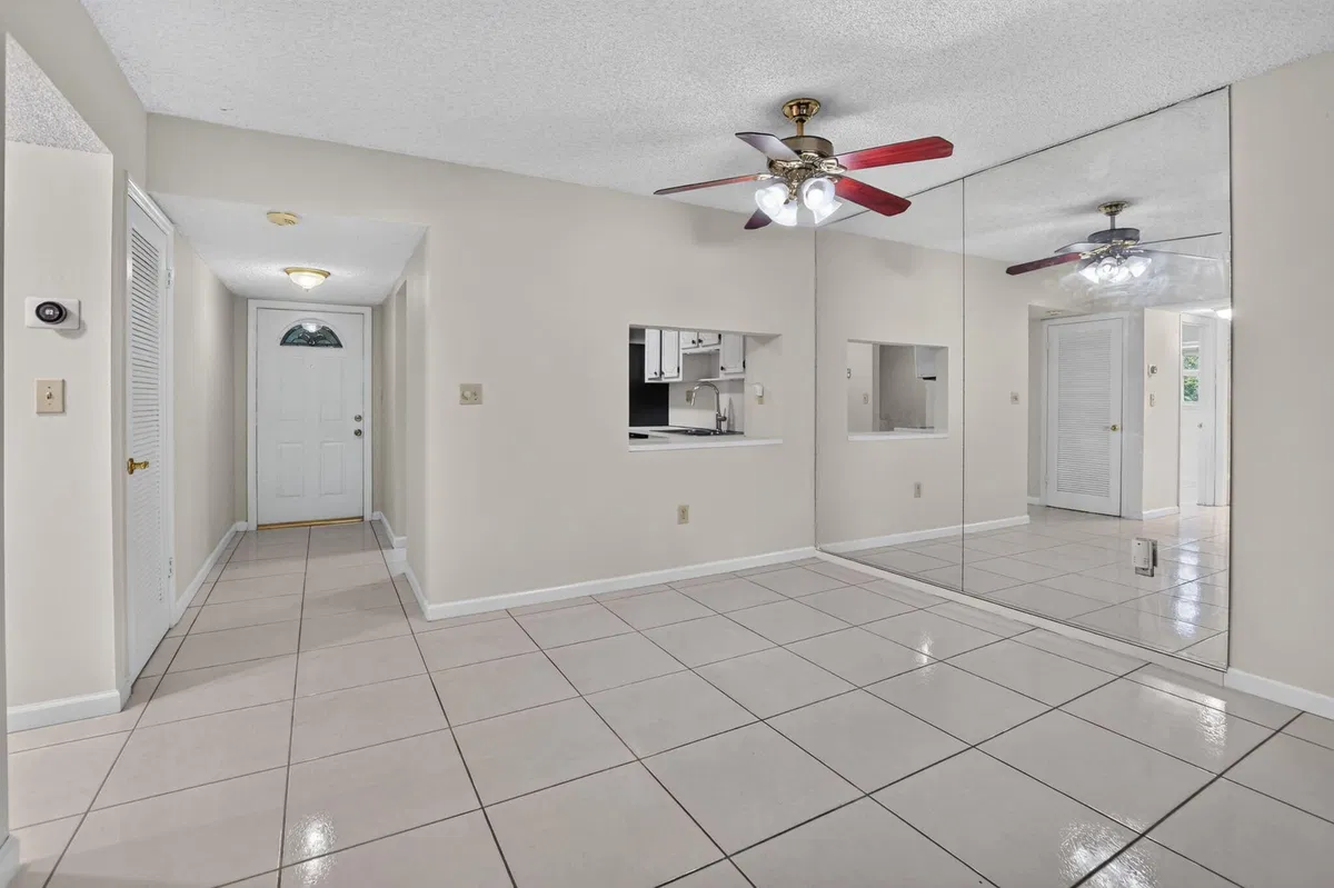 Unit 1029 photo 10