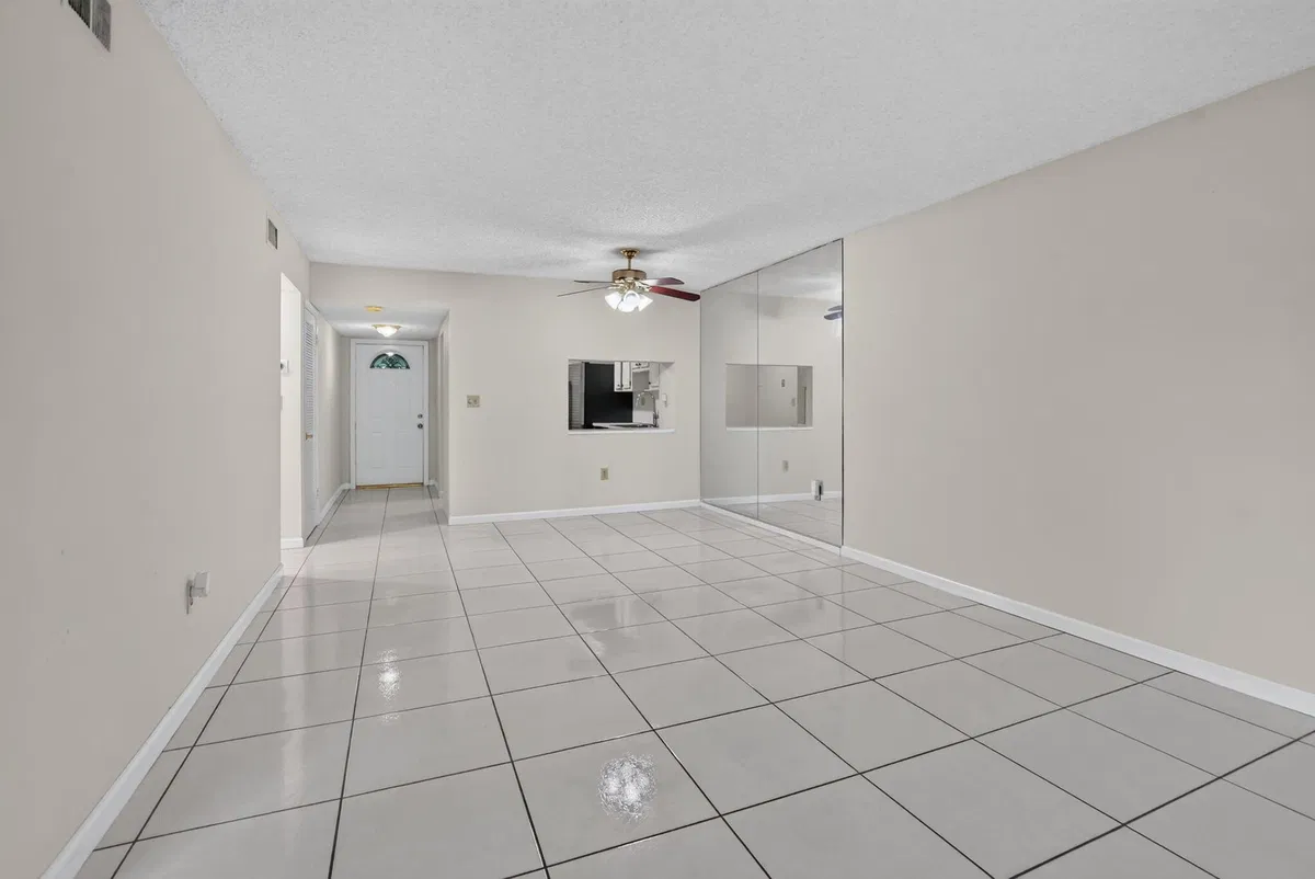 Unit 1029 photo 16