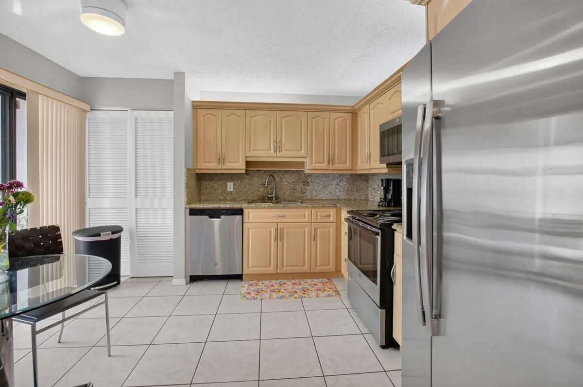 Unit 402 photo 13