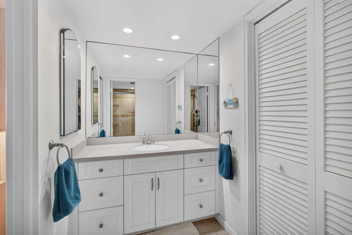 Unit 114 photo 16