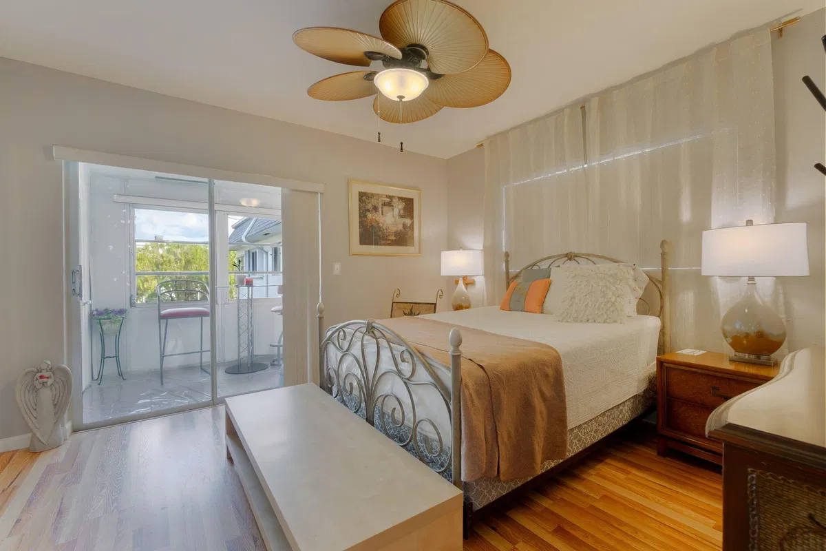 Unit 208 photo 10