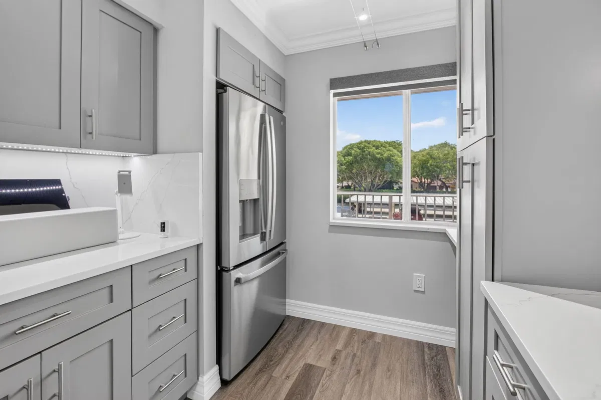 Unit 207 photo 7
