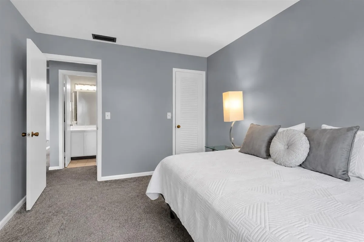 Unit 15 photo 25