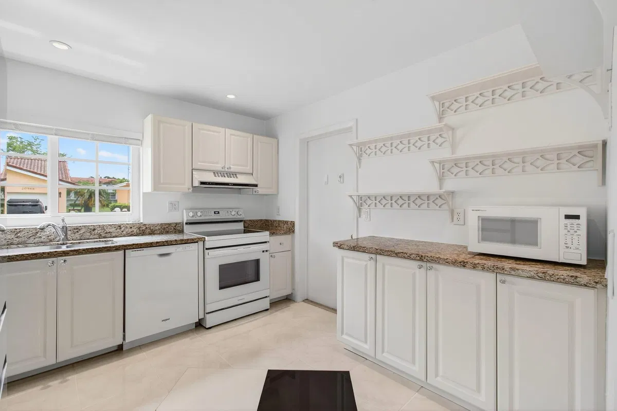 Residence photo 25