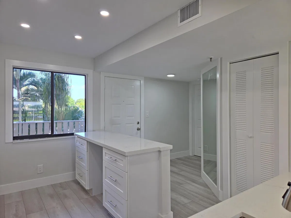 Unit 203 photo 4