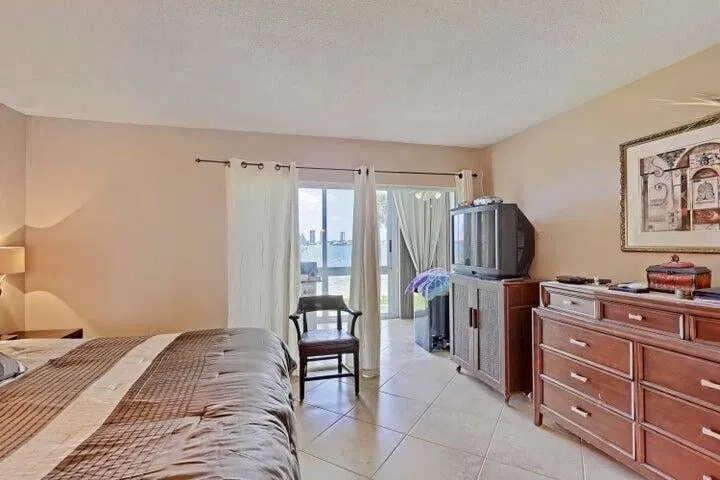 Unit 206 photo 22