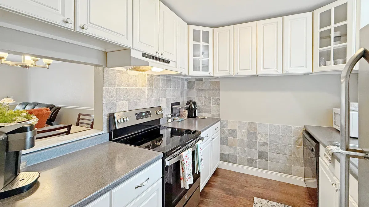 Unit 206 photo 4