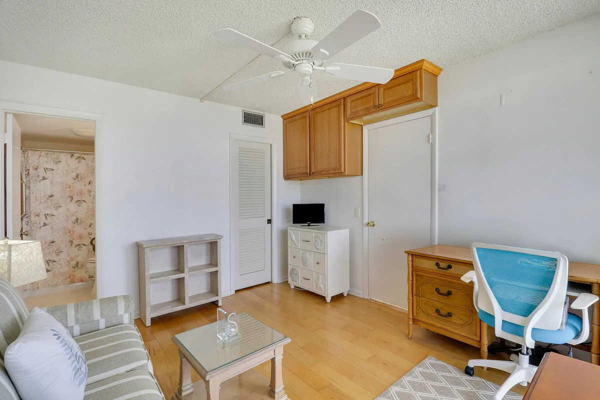 Unit 605 photo 7