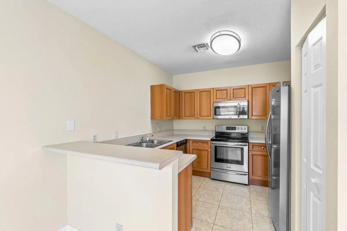 Unit 809 photo 7