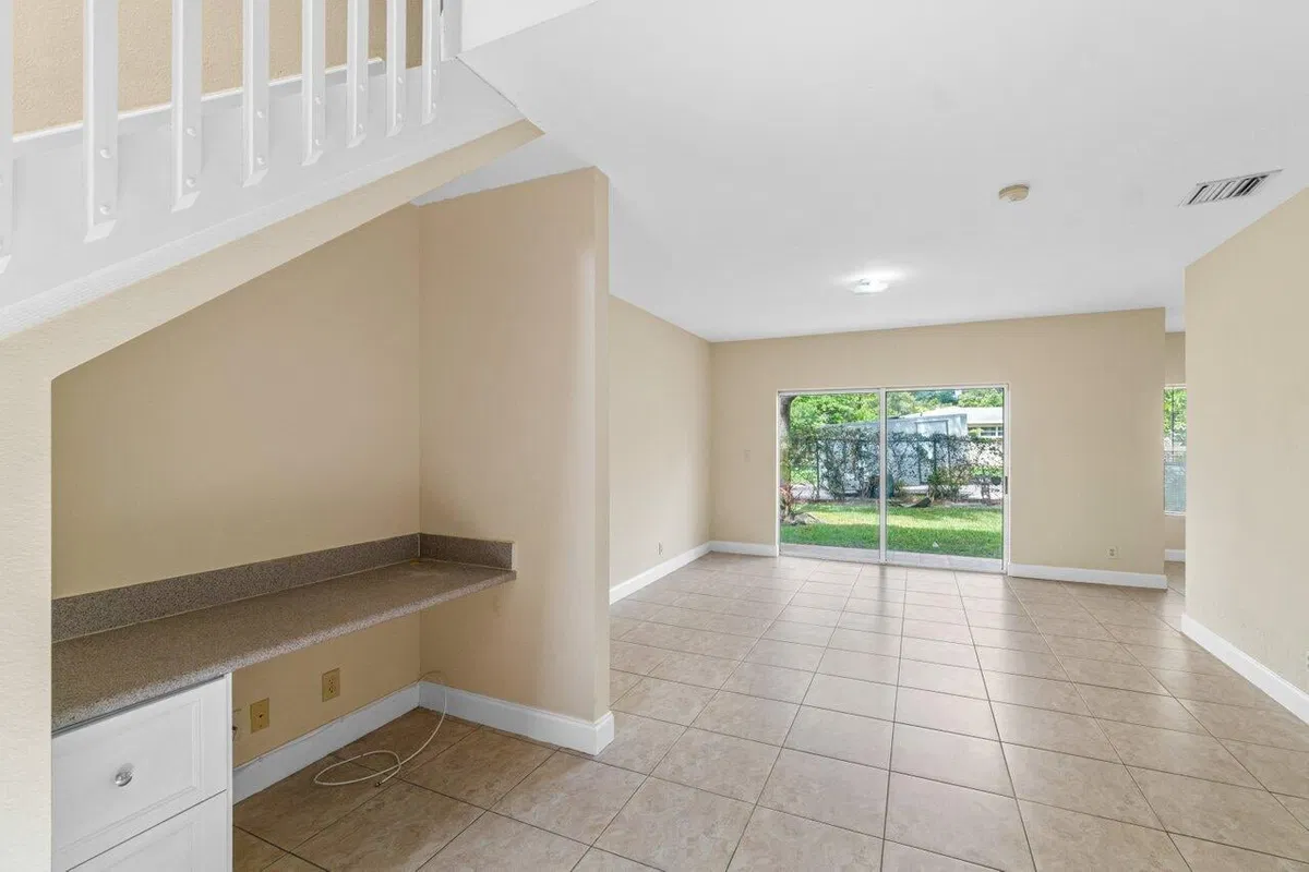 Unit 809 photo 10