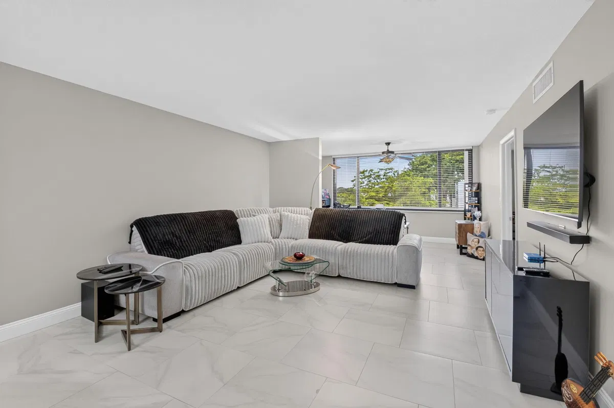Unit 213 photo 10