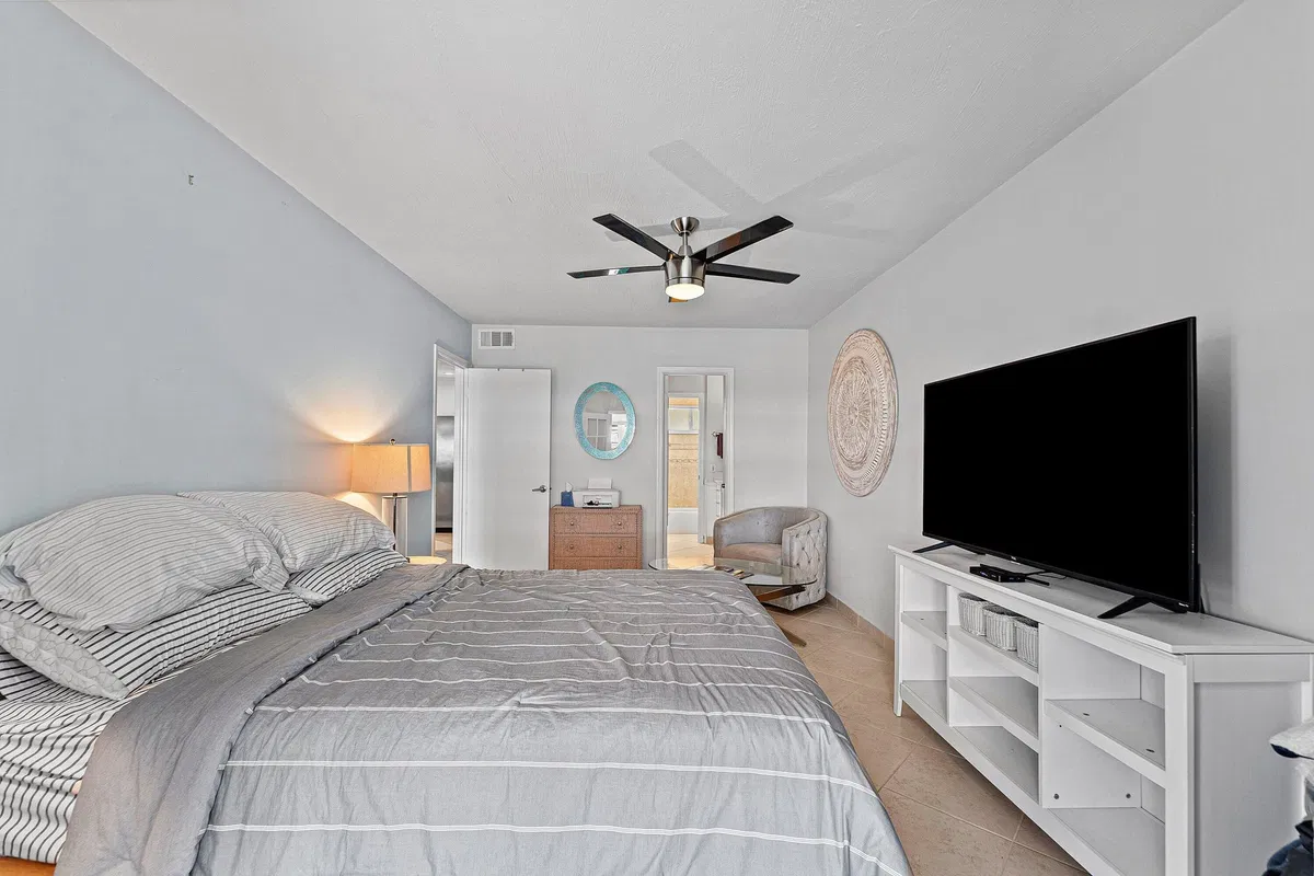 Unit 403 photo 25